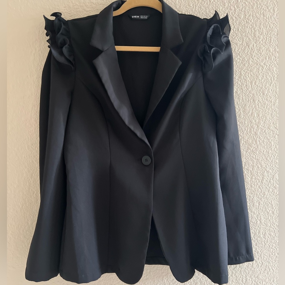 Blazers  in black color
shein store .